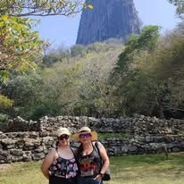 Viajeras en sitio arqueológico y natural