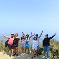 Grupo de viajeros celebrando en la naturaleza