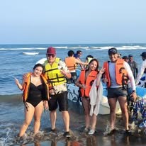 Grupo con chalecos salvavidas en la orilla del mar